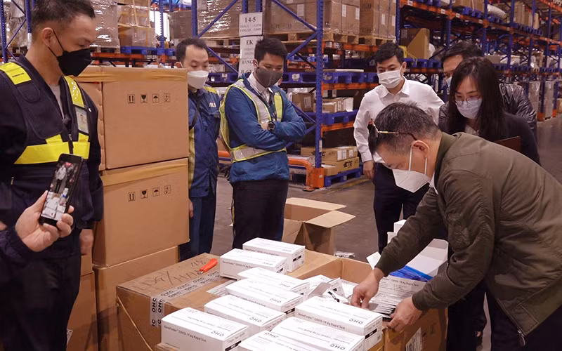 Cơ quan hải quan bắt giữ hơn 85.000 test nhanh Covid-19 nhập lậu từ Hàn Quốc.