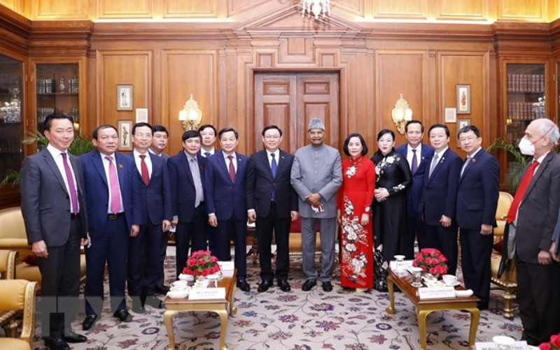 Chủ tịch Quốc hội Vương Đình Huệ và Tổng thống Ấn Độ Ram Nath Kovind với các đại biểu. (Ảnh: TTXVN) ttxvn_20211219_vuong_dinh_hue_8-1639921977129.jpeg