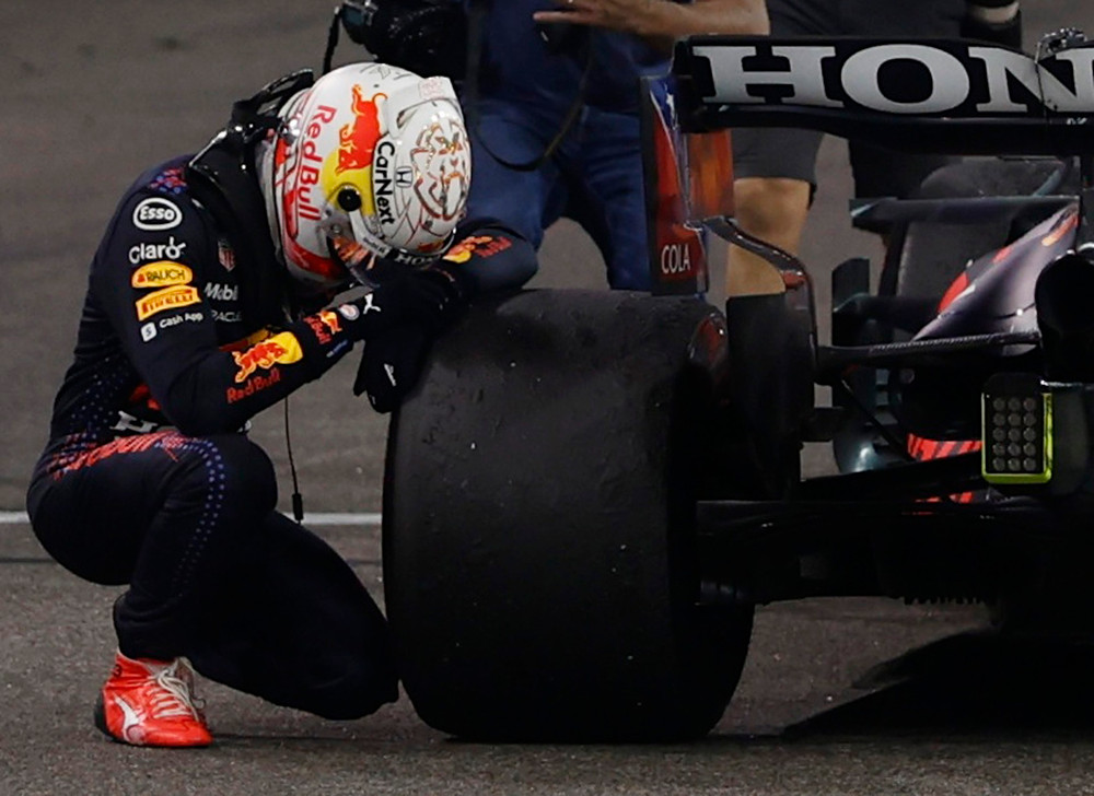 Verstappen không kìm được niềm vui mà gục xuống bên chiếc lốp xe. Vị vua mới của đường đua F1 -0