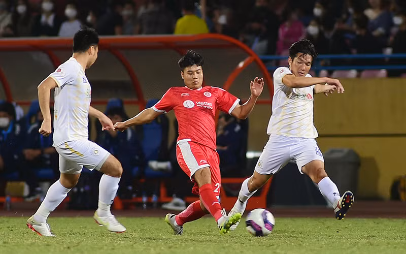 Pha tranh bóng giữa các cầu thủ đội Viettel (áo đỏ) và Hà Nội FC. (Ảnh THANH HẢI) 