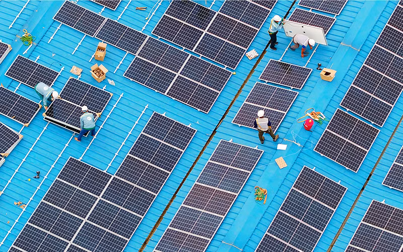 Lắp đặt pin mặt trời áp mái tại Nhà máy Nước mặt sông Đuống (Hà Nội). (Ảnh ĐỨC ANH)