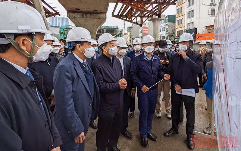 Chủ tịch UBND thành phố Hà Nội Chu Ngọc Anh kiểm tra 2 công trình giao thông trọng điểm của thành phố. (Ảnh: Duy Linh)