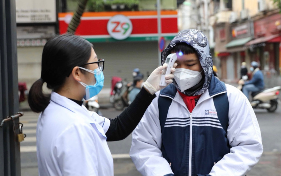 Học sinh Trường THCS Ngô Sĩ Liên (quận Hoàn Kiếm) được đo nhiệt độ trước khi vào lớp. (Ảnh: TTXVN) Học sinh Hà Nội háo hức trở lại trường -0