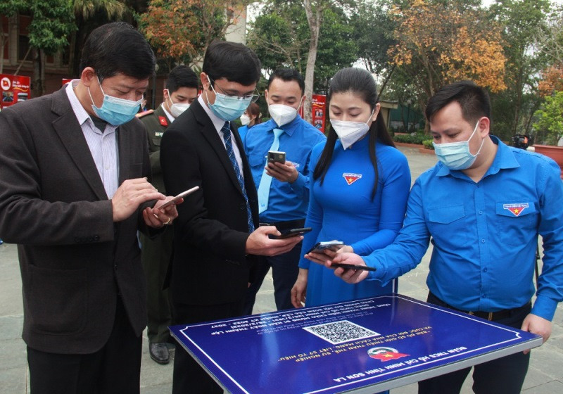 Các đại biểu quét mã QR truy cập vào bản đồ số giới thiệu về nhà cách mạng, liệt sĩ Tô Hiệu. Ra mắt bản đồ số giới thiệu về nhà cách mạng, liệt sĩ Tô Hiệu -0