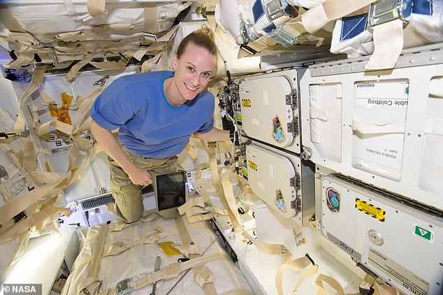Phi hành gia Kate Rubins của NASA tạo dáng bên cạnh kho chứa trong tàu vũ trụ chở hàng Dragon SpaceX CRS-9 vào năm 2016. Tàu vũ trụ chở hàng mới có nhiều khoang chứa đồ hơn. Ảnh: NASA. Rượu vang Pháp từ trạm vũ trụ trở về Trái đất sau 14 tháng không trọng lực -0