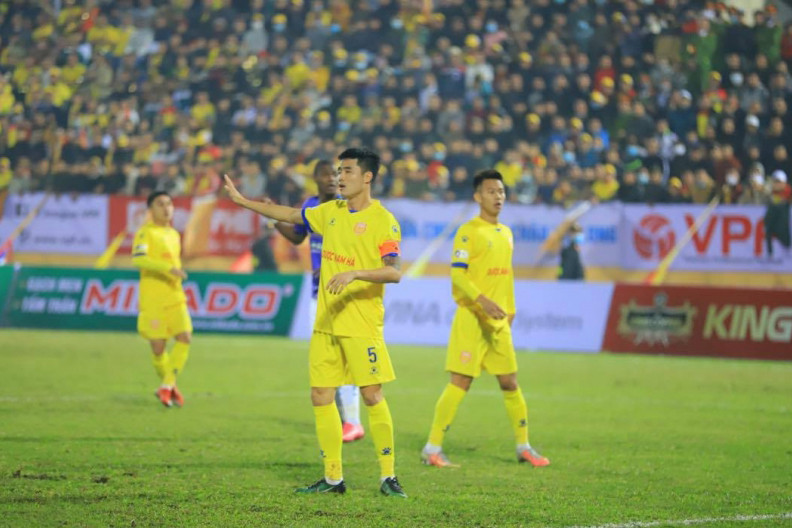Một hiệp đấu thăng hoa của các cầu thủ Nam Định. Khởi tranh V-League 2021: Hà Nội bước hụt 'ngỡ ngàng' trước Nam Định -0