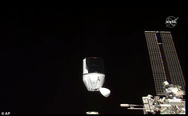 Tàu vũ trụ chở hàng Dragon của SpaceX rời khỏi Trạm Vũ trụ quốc tế vào ngày 12-1. Ảnh: AP. Rượu vang Pháp từ trạm vũ trụ trở về Trái đất sau 14 tháng không trọng lực -0
