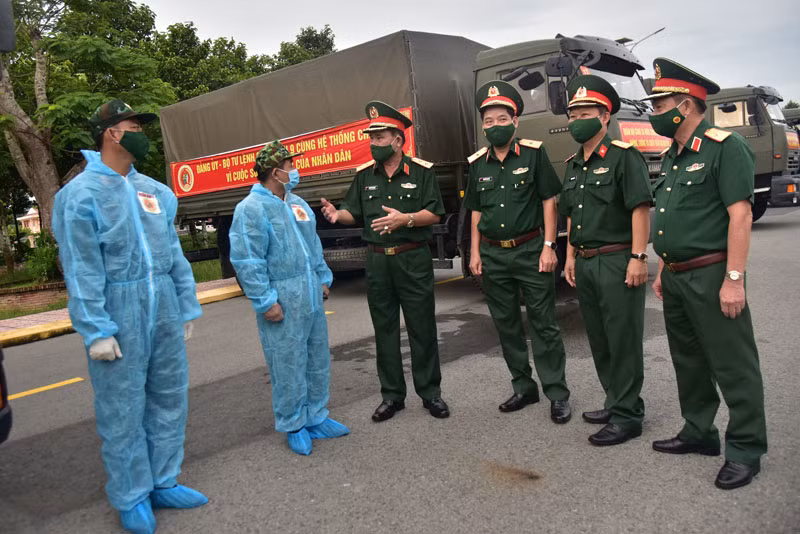 Lãnh đạo Quân khu 9 động viên lực lượng làm nhiệm vụ trước giờ xuất phát.