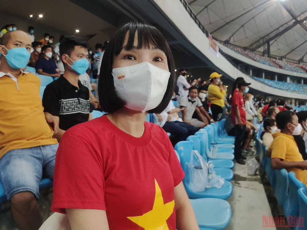 Chị Nguyễn Thị Hòa, quê Hà Nội, cùng gia đình đến xem trận chung kết: “Trận đấu để lại trong tôi rất nhiều cảm xúc. Lúc trận đấu mới diễn ra, nhìn các cầu thủ thi đấu trên sân tôi cũng hơi lo. Nhưng khi đội U23 Việt Nam giành chiến thắng thì tôi như vỡ òa. Thật tự hào Việt Nam!”. U23 Việt Nam vô địch-Trận đấu để lại nhiều cảm xúc -0