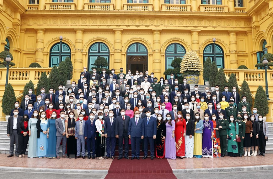 Chủ tịch nước Nguyễn Xuân Phúc chụp ảnh chung với các đại biểu. (Ảnh: TTXVN) Đội ngũ thầy thuốc phải không ngừng rèn đức luyện tài, bảo vệ, chăm sóc tốt sức khỏe nhân dân, ứng phó hiệu quả với dịch bệnh -0