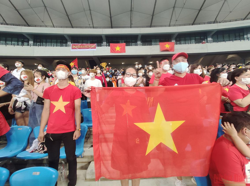 Cờ đỏ sao vàng là hình ảnh đi vào trái tim người hâm mộ bóng đá trên đất nước Chùa Tháp. U23 Việt Nam vô địch-Trận đấu để lại nhiều cảm xúc -0