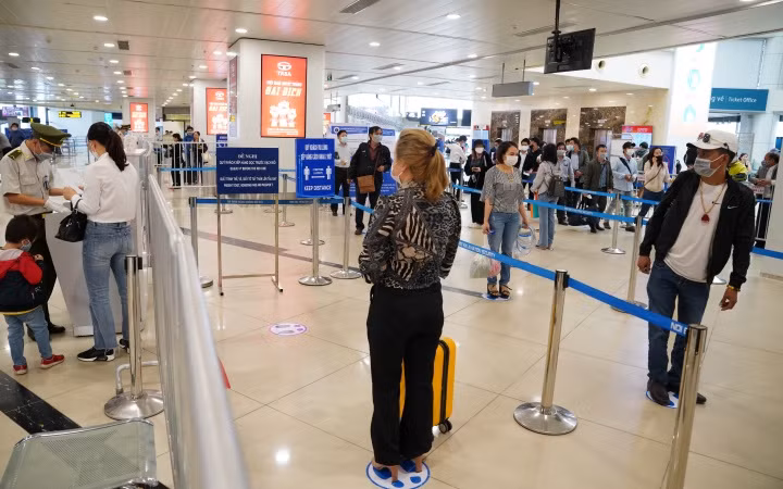 Khách xếp hàng làm thủ tục kiểm tra an ninh.