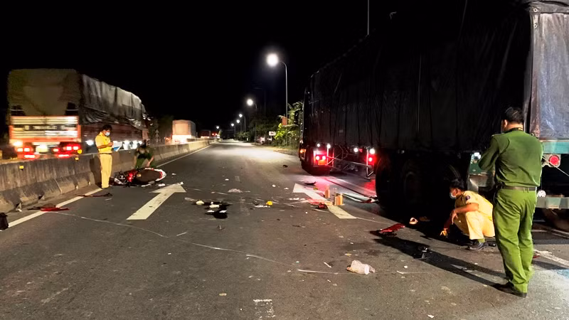 Các lực lượng chức năng khám nghiệm hiện trường vụ tai nạn giao thông.