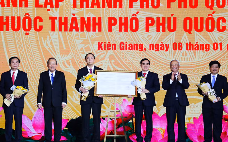 Lãnh đạo Đảng và Nhà nước trao Nghị quyết của Ủy ban Thường vụ Quốc hội về thành lập TP. Phú Quốc cho lãnh đạo TP Phú Quốc và lãnh đạo tỉnh Kiê Giang.