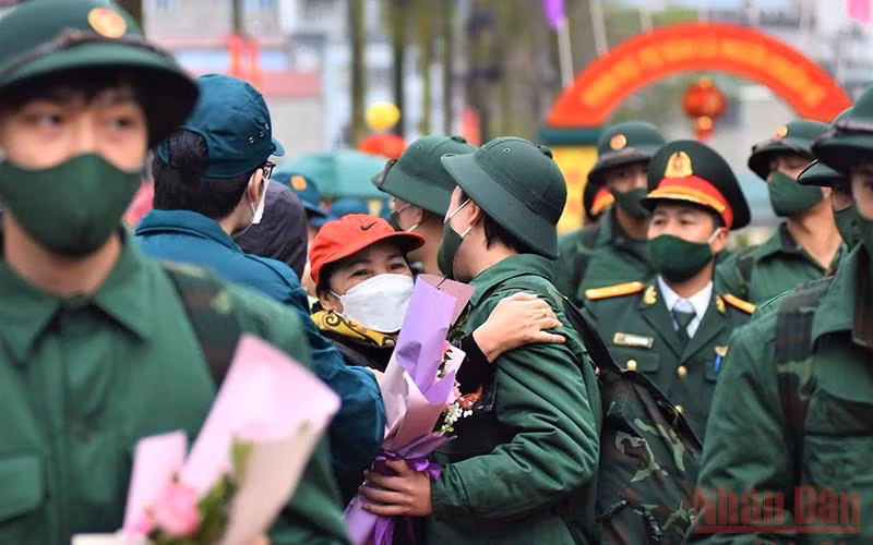 "Hãy nỗ lực phấn đấu, rèn luyện và chấp hành quy định của đơn vị con nhé. Mọi thứ phải vào quy củ, nền nếp. Mọi người làm được, mẹ tin con cũng sẽ làm được". (Ảnh Minh Duy)