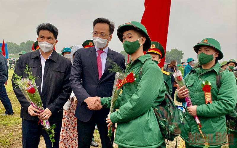Bí thư Tỉnh ủy Hưng Yên Nguyễn Hữu Nghĩa tặng hoa cho tân binh huyện Khoái Châu. Hưng Yên: Khoảng 1800 công dân lên đường nhập ngũ -0