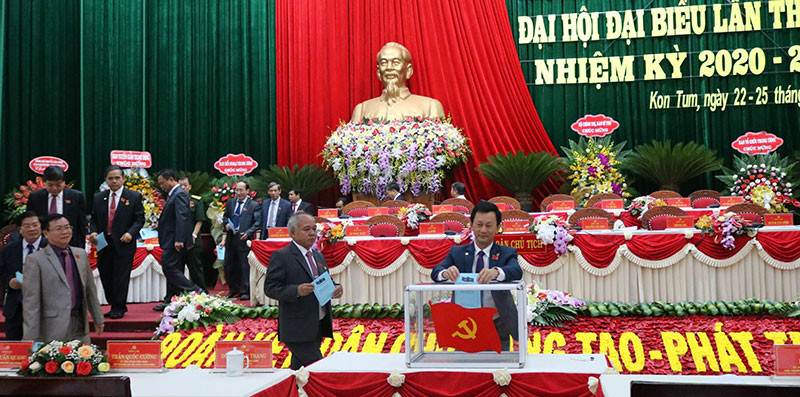 Các đại biểu Đại hội Đảng bộ tỉnh Kon Tum lần thứ 16 bỏ phiếu bầu Đoàn đại biểu đi dự Đại hội đại biểu toàn quốc lần thứ XIII của Đảng. Đồng chí Dương Văn Trang được bầu giữ chức Bí thư Tỉnh ủy Kon Tum -0