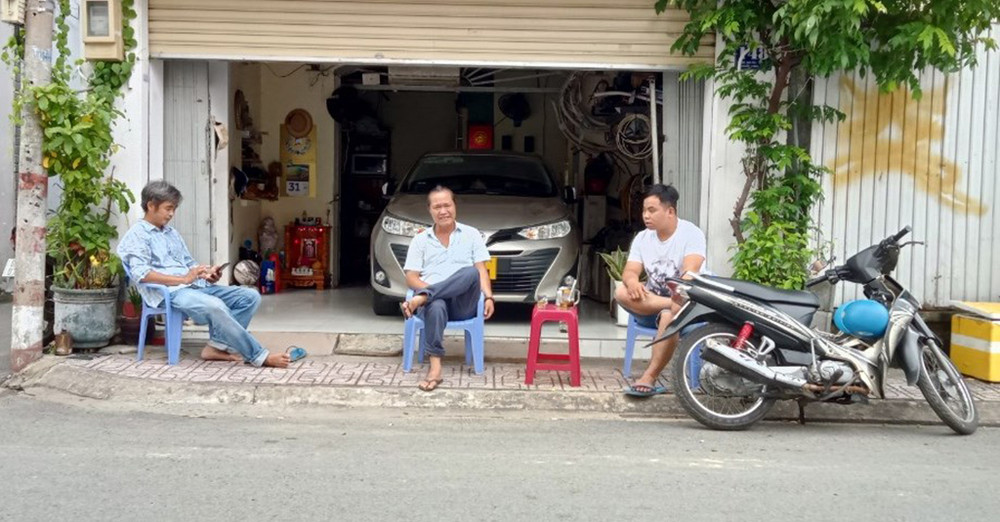 Nhiều người dân vẫn không thực hiện việc đeo khẩu trang để phòng dịch. Ảnh chụp trên đường Tây Hòa, TP Thủ Đức. Người dân TP Hồ Chí Minh trong thời gian giãn cách do dịch Covid-19 -0