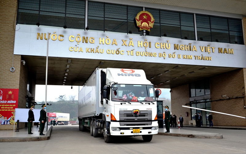 Thông quan hàng hóa qua Cửa khẩu đường bộ Kim Thành. Lào Cai tạm dừng tiếp nhận phương tiện chở trái cây tươi đến Cửa khẩu đường bộ Kim Thành -0