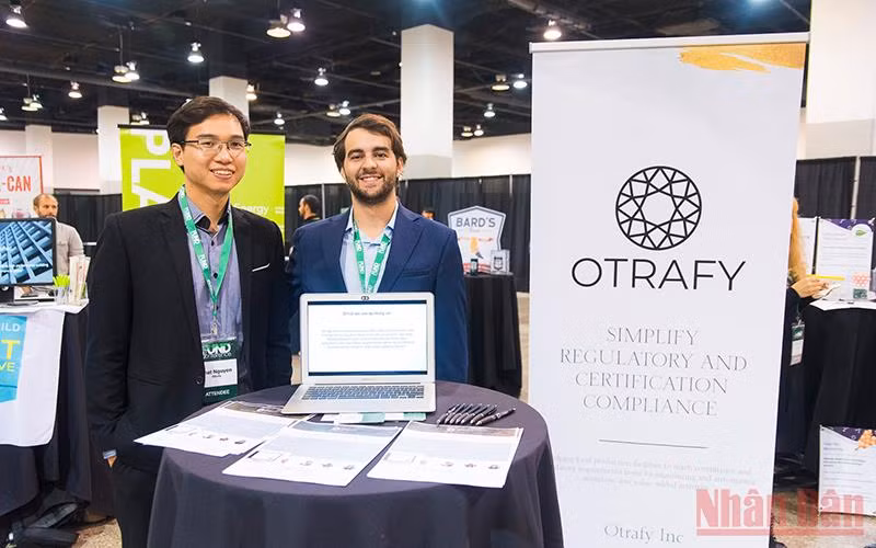 Nhật Nguyễn và Lucas Cunha trong một cuộc hội thảo. 