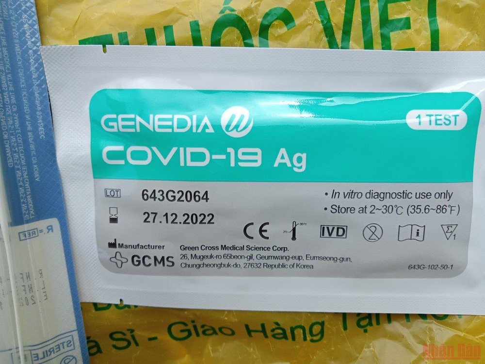 Việc test mỗi ngày sẽ gây ra tốn kém và gây tâm lý bất an. (Ảnh: SƠN BÁCH) Hà Nội: Kit test Covid-19 khan hàng, loạn giá -0