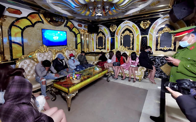 Hàng chục người hát karaoke giữa mùa dịch tại quán Victory. Bất chấp lệnh cấm, hơn 40 người tụ tập hát karaoke giữa mùa dịch -0