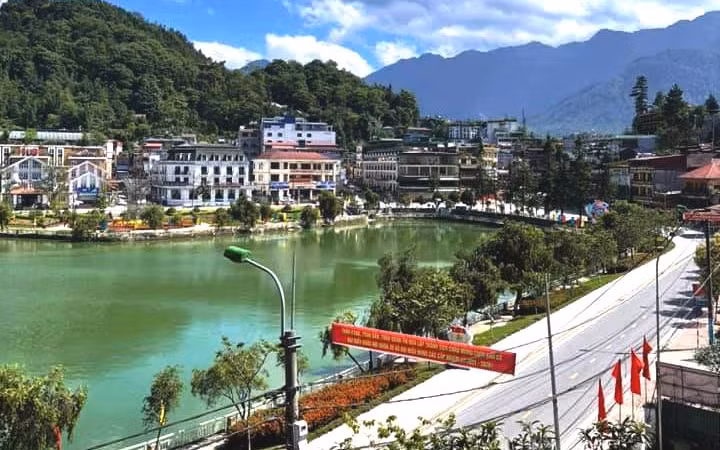 Thị xã Sa Pa vắng vẻ, rét lạnh giữa mùa hè, khi nhiệt độ giảm xuống 16,8 độ C vào sáng 5-6-2021.