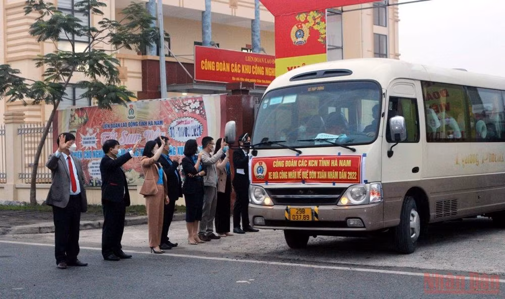 Những chuyến xe miễn phí đưa công nhân về quê đón Tết.