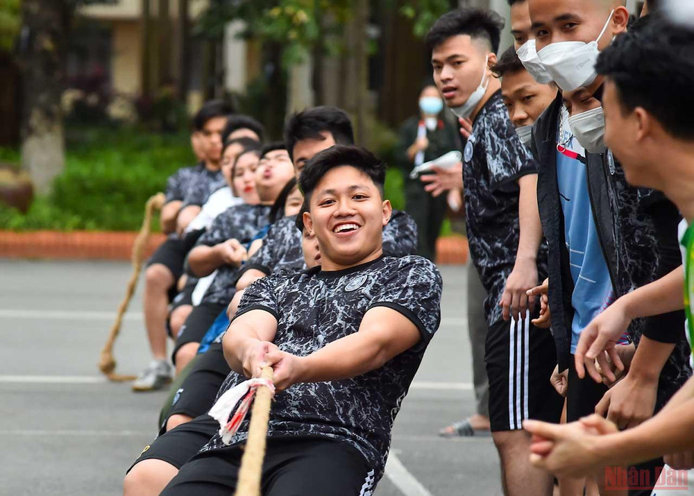 Các vận động viên "không chuyên" tham gia với tinh thần giao lưu, học hỏi, không đặt nặng chuyện thắng thua. Thanh niên Công an nhân dân - Khỏe để xây dựng và bảo vệ Tổ quốc -0