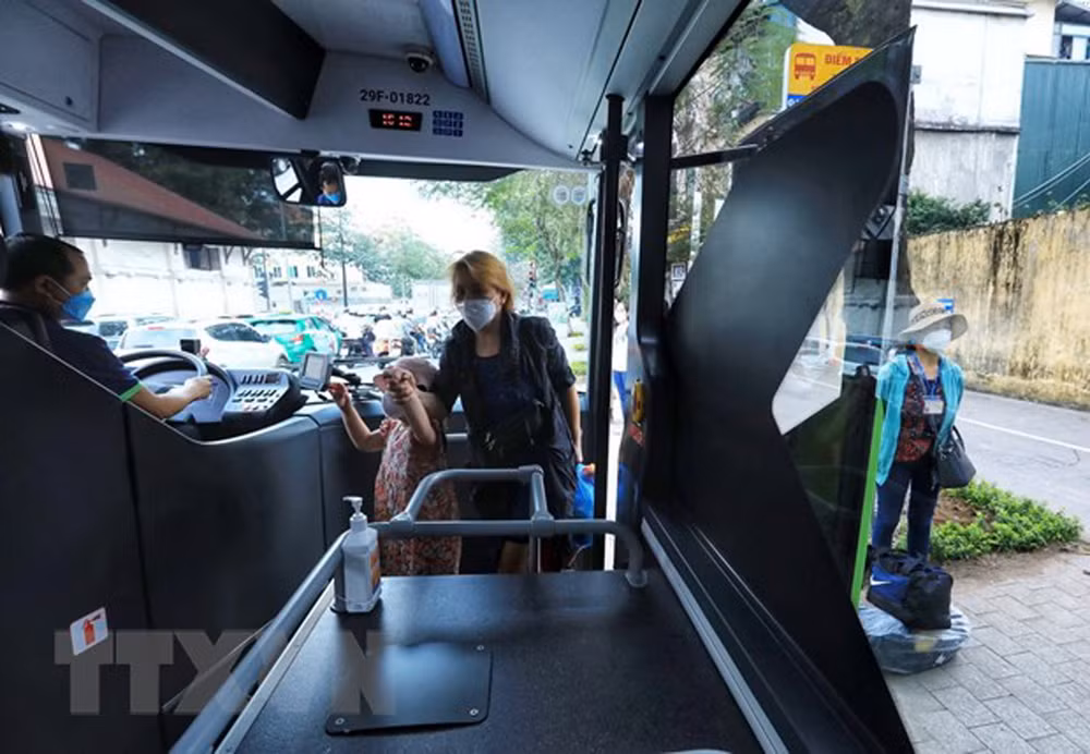 Hình ảnh các tuyến xe buýt điện ở Hà Nội vận hành ổn định -0