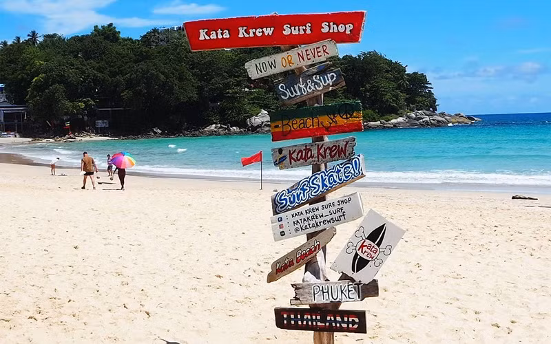 Bãi biển Kata mở cửa đón du khách trở lại theo mô hình "hộp cát Phuket" (Ảnh: TheBangkokPost)