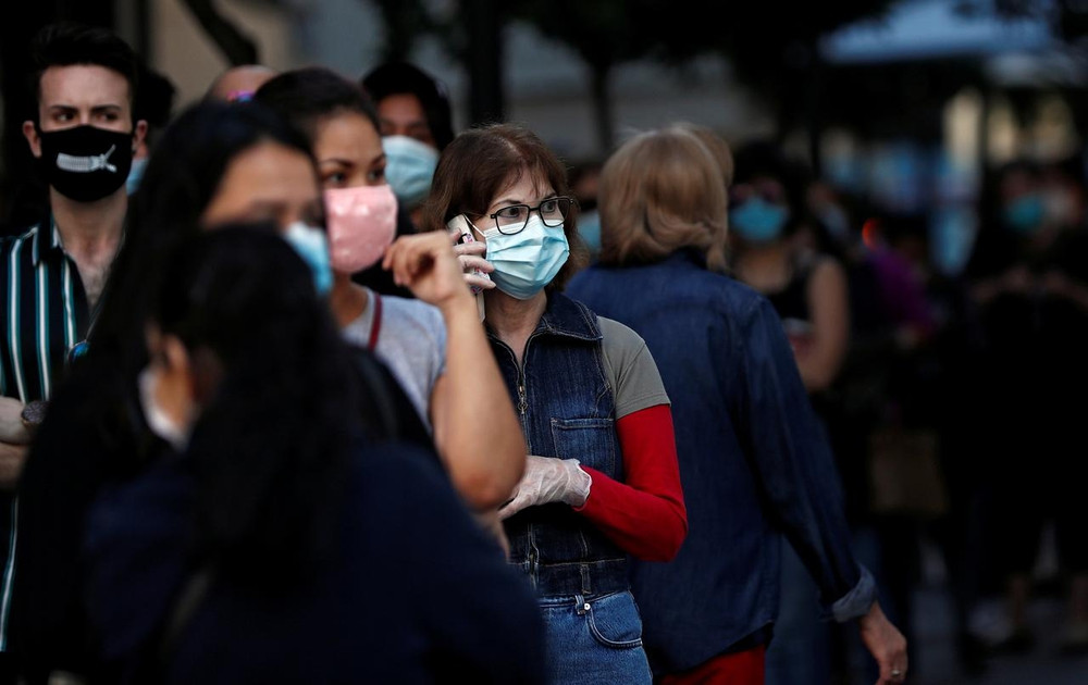 Người dân Tây Ban Nha đeo khẩu trang khi ra đường để ngăn chặn Covid-19 lây lan trở lại (Ảnh: REUTERS)