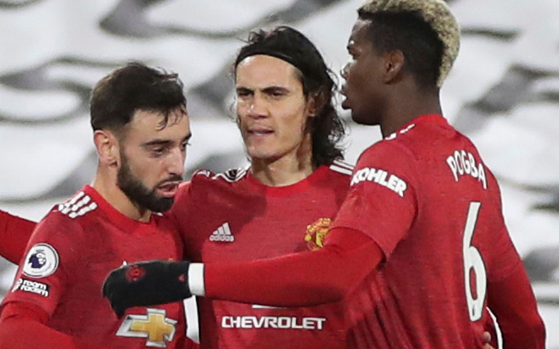 Cavani (giữa) ghi bàn cân bằng tỷ số 1-1 cho Man Uited.