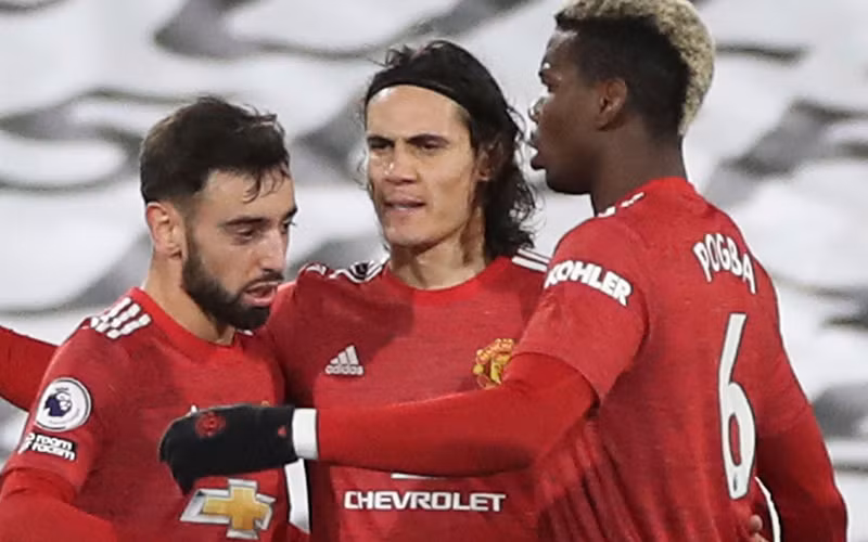 Cavani (giữa) ghi bàn cân bằng tỷ số 1-1 cho Man Uited.