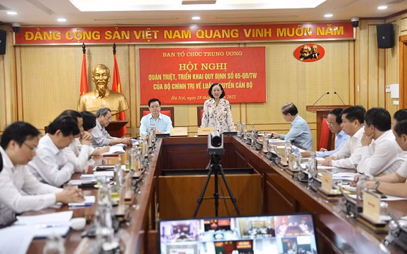Ban Tổ chức Trung ương tổ chức Hội nghị quán triệt, triển khai Quy định số 65 của Bộ Chính trị "Về luân chuyển cán bộ". Ảnh: Tạp chí xây dựng Đảng. 