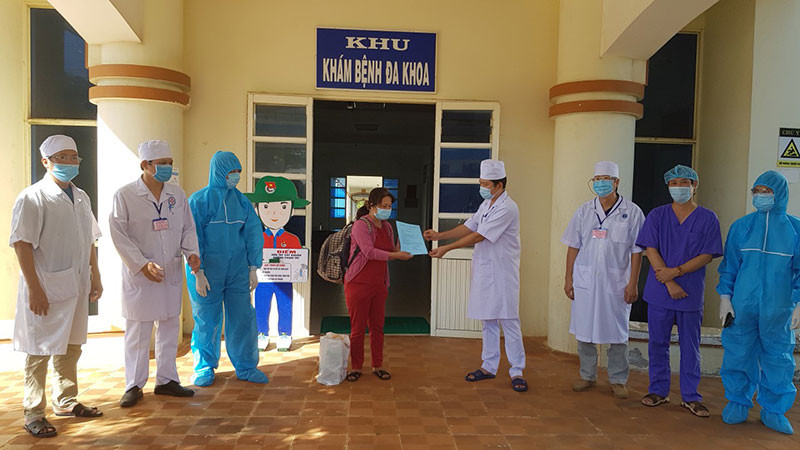 Trao Giấy ra viện cho bệnh nhân 787.