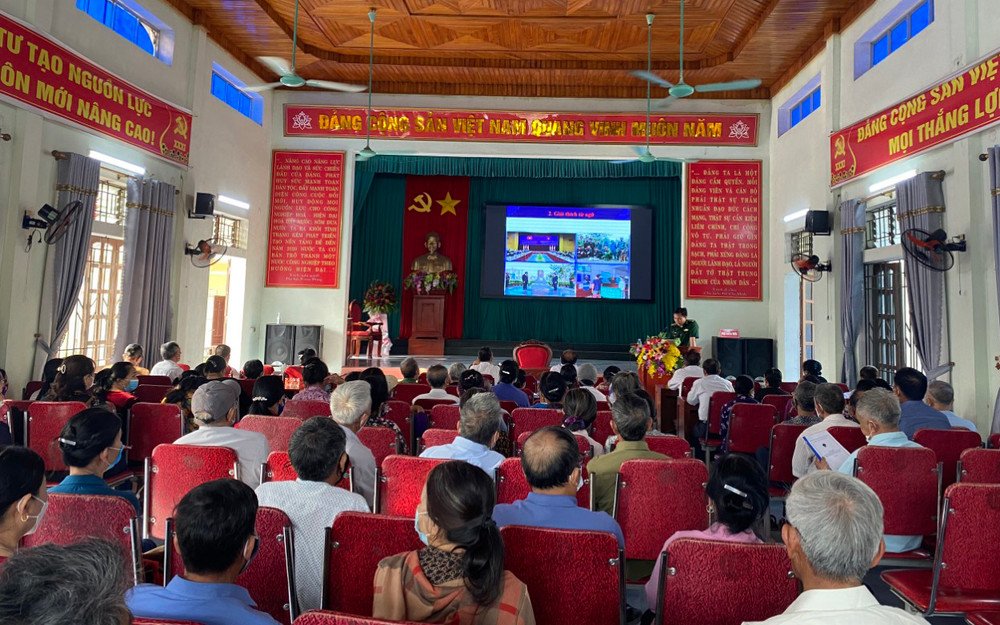 Trực tiếp tuyên truyền pháp luật trên các tàu đánh cá xa bờ khi neo đậu tại Cảng cá Lạch Quèn. Đưa pháp luật tới người dân biên giới -0