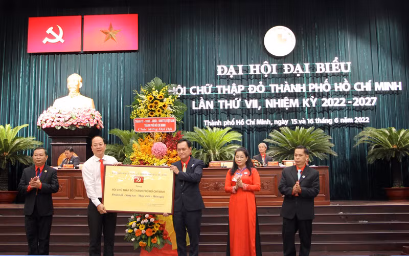 Đồng chí Nguyễn Hồ Hải, Phó Bí thư Thành ủy Thành phố Hồ Chí Minh (áo trắng) tặng bảng đồng cho Hội Chữ thập đỏ Thành phố Hồ Chí Minh.