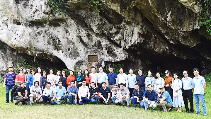 Tập thể cán bộ, phóng viên Báo Nhân Dân thế hệ sau về thăm cơ sở A2.