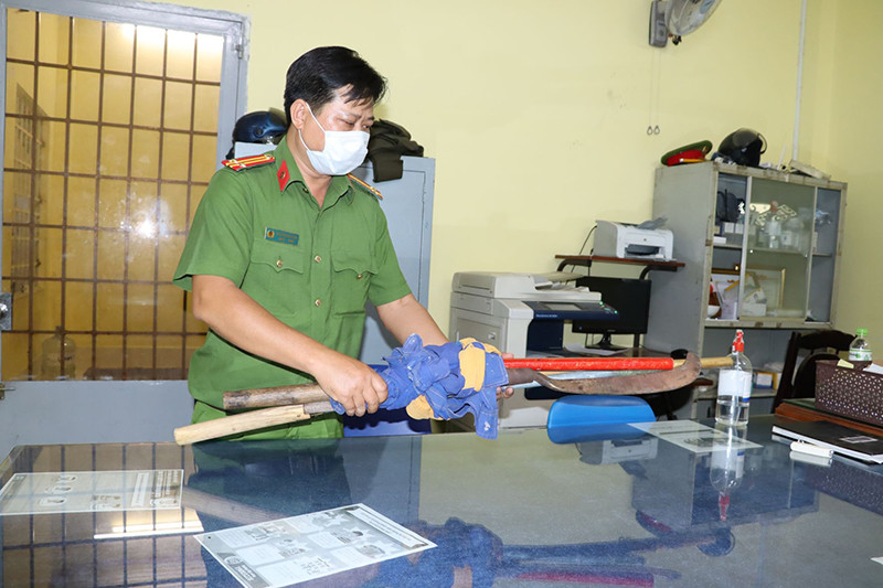 Thu giữ dao tự chế các đối tượng sử dụng để đánh nhau. Tạm giữ 12 đối tượng trong vụ dùng súng giải quyết mâu thuẫn ở Đồng Nai -0