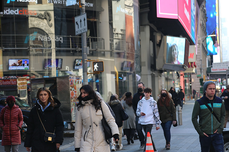 Người dân di chuyển trên đường phố tại New York, Mỹ, ngày 9/2. (Ảnh: THX/ TTXVN)
