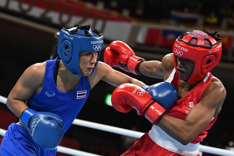 Võ sĩ Sudaporn Seesondee (trái) thi đấu tại Olympic Tokyo 2020. (Ảnh: Bangkok Post/AFP) Top 5 vận động viên Thái Lan đáng chú ý nhất tại SEA Games 31 -0