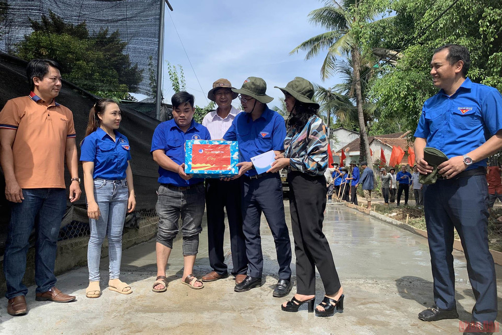 Tặng quà cho các đội thanh niên tình nguyện. Nhiều hoạt động ý nghĩa tại Hành trình “Tôi yêu Tổ quốc tôi” năm 2022 -0