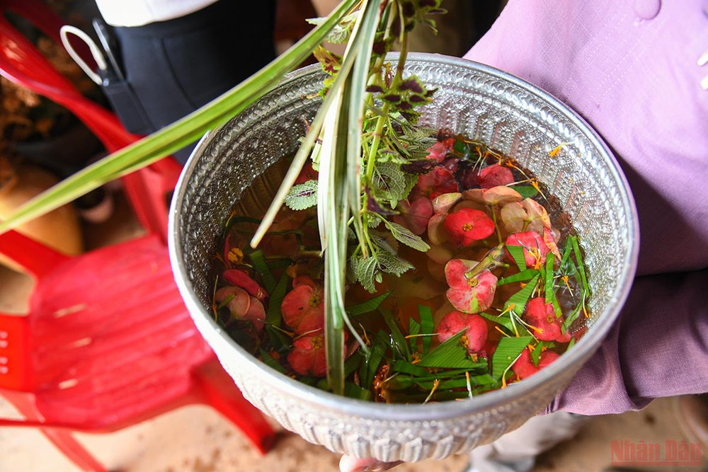Những nguyên liệu đặc trưng Lễ té nước cầu may của Tết cổ truyền Bunpimay. (Ảnh: THÀNH ĐẠT) Quan hệ hữu nghị đặc biệt Việt - Lào: Tết của bạn là Tết của mình -0
