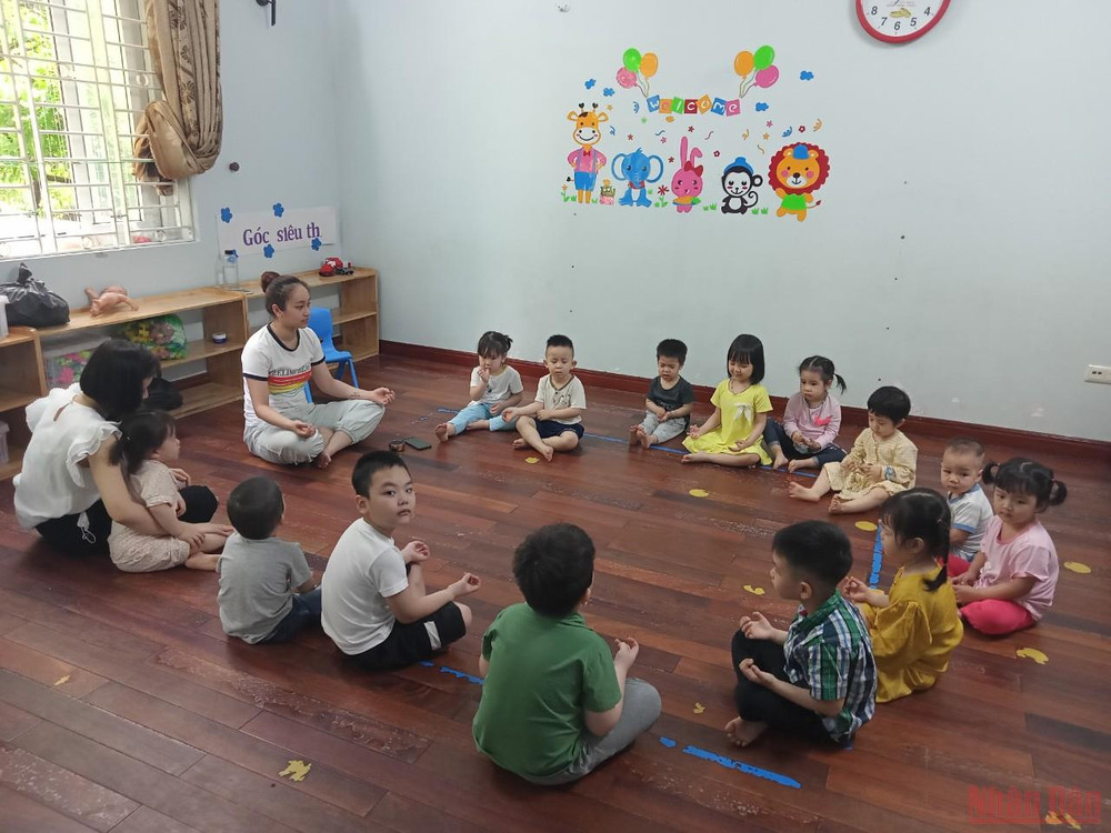 Cô, trò tại một lớp mầm non trên địa bàn quận Hoàng Mai bắt đầu buổi học đầu tiên sau đợt nghỉ dịch kéo dài. (Ảnh: SƠN BÁCH) Ngày đầu trở lại trường bỡ ngỡ của gần 600.000 trẻ mầm non Hà Nội -0