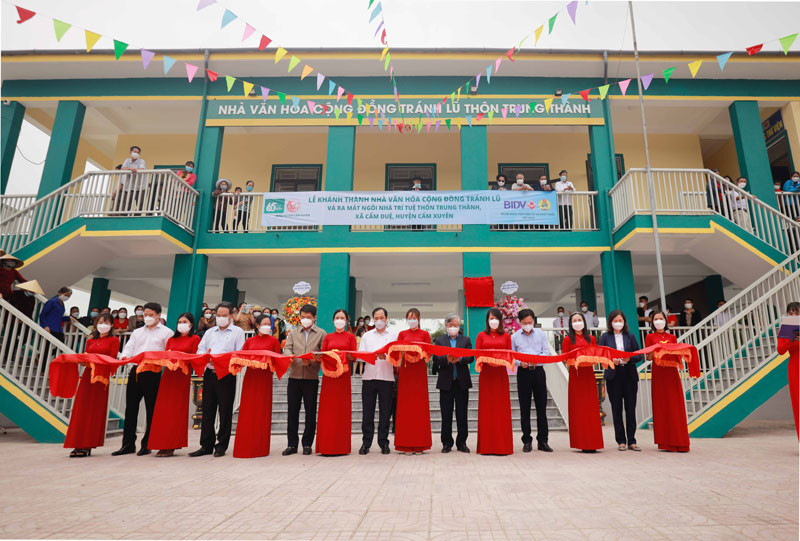 Các đại biểu cắt băng khánh thành Nhà cộng đồng tránh lũ ở Hà Tĩnh.