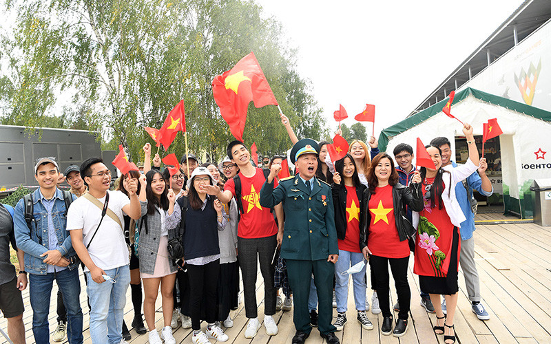 Đông đảo cổ động viên cổ vũ nhiệt tình đội tuyển Xe tăng Việt Nam thi đấu. Cập nhật: Đội tuyển xe tăng Việt Nam xếp thứ hai bảng 2 -0