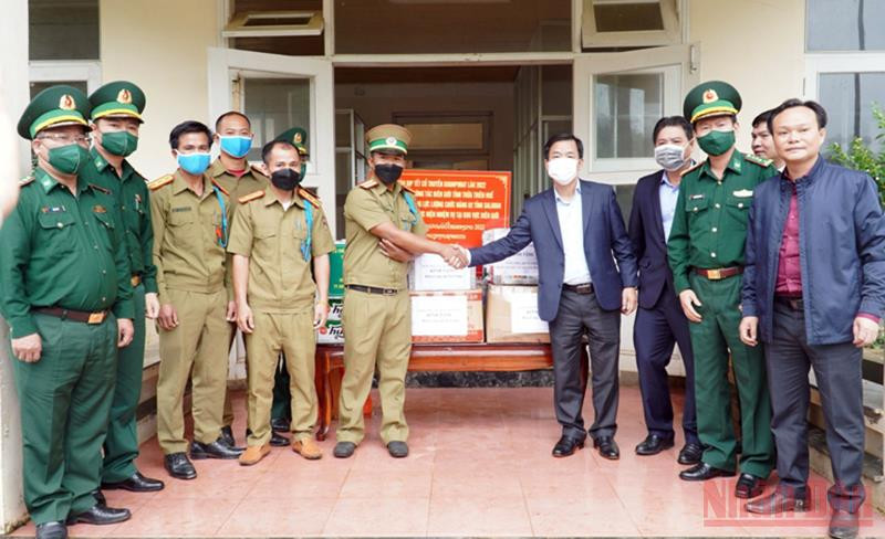 Lãnh đạo tỉnh Thừa Thiên Huế tặng quà Đồn Công an Tà Vàng, tỉnh Salavan (Lào). Thừa Thiên Huế thăm, chúc Tết Bunpimay lực lượng vũ trang Lào -0