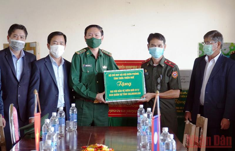 Đại tá Nguyễn Xuân Hòa, Chỉ huy trưởng Bộ đội Biên phòng tỉnh Thừa Thiên Huế tặng quà chúc tết Đại đội Bảo vệ biên giới 511, Bộ chỉ huy Quân sự tỉnh Salavan (Lào). Thừa Thiên Huế thăm, chúc Tết Bunpimay lực lượng vũ trang Lào -0