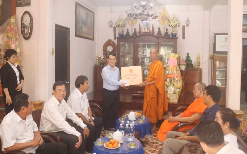 Bộ trưởng, Chủ nhiệm Ủy ban Dân tộc Hầu A Lềnh trao quà Tết cho Hòa thượng Thạch Oai Phó Chủ tịch Hội Đoàn kết sư sãi yêu nước tỉnh Trà Vinh.